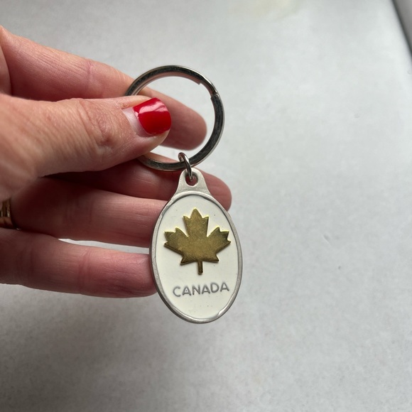 Keychain Metal Canada Canadian leaf 3” gold/silver/white color - Picture 3 of 4